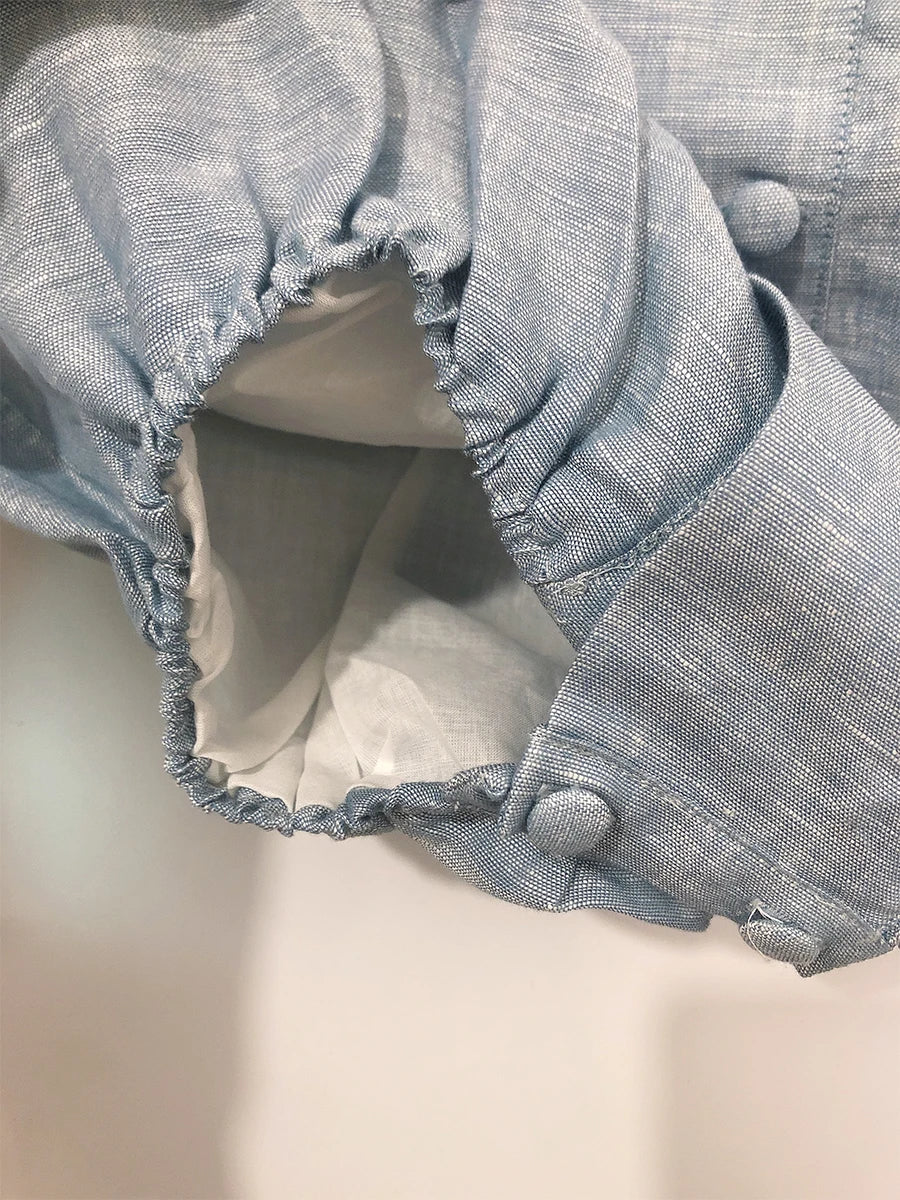 Maravilloso mameluco bordado a mano en punto smock estilo vintage, moda española de boutique para bebé y niño, de manga corta en lino para el verano