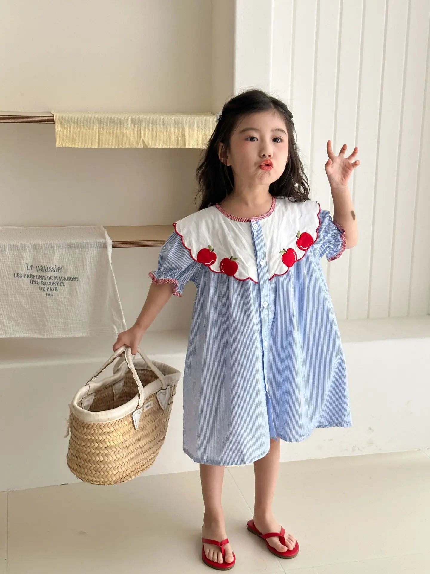 Conjunto de blusa y short de verano para niños estilo vacaiones, conjunto de. ropa estilo coreano para niños, clásico vestido de rayas verticales celeste, vestido con cuello con vibrante manzana roja