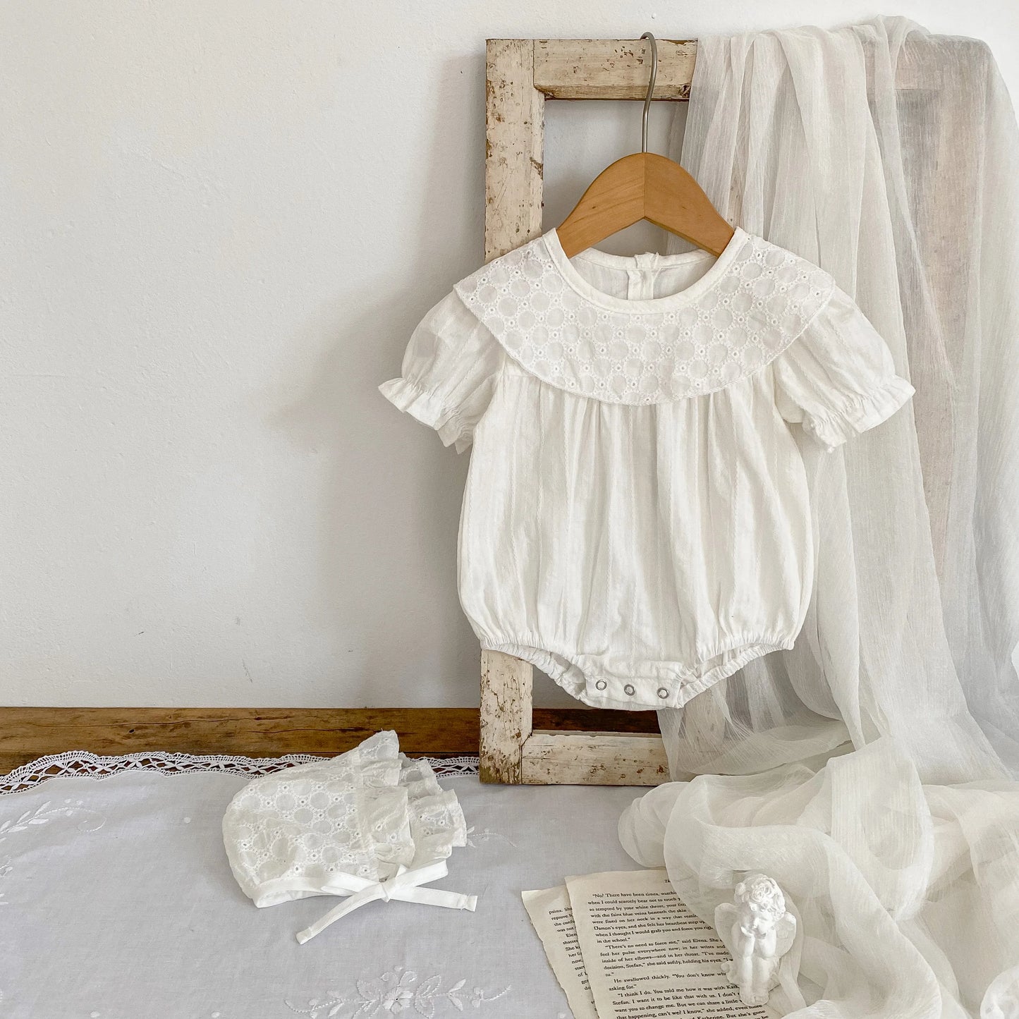 Belle barboteuse à manches courtes, délicate et fraîche, pour bébé dès la naissance, parfaite pour les journées de printemps et d'été, 100% coton, corps en jacquard, col et capuche brodés