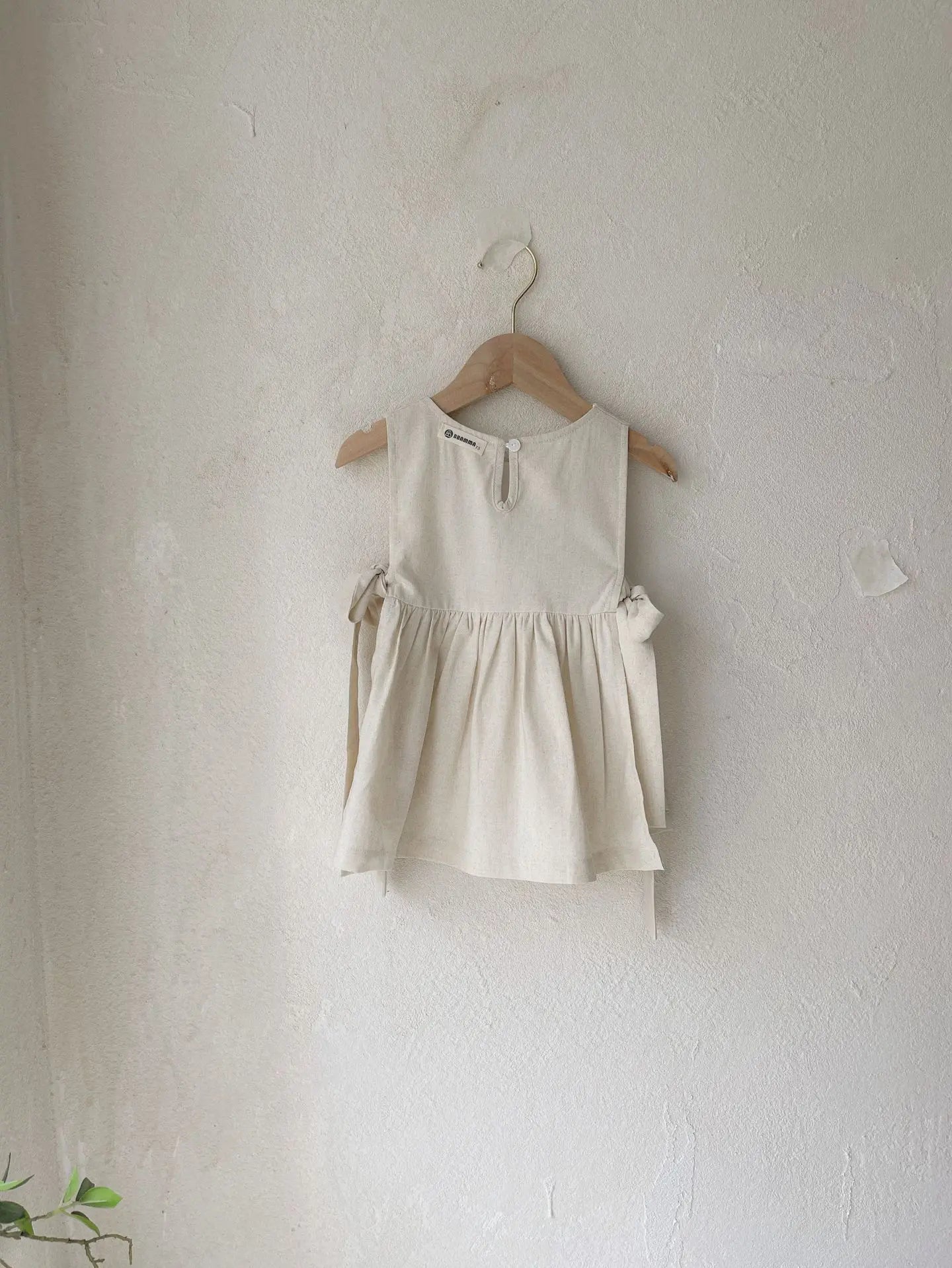 Vestido de otoño para niña, estilo delantal con lazo, sin mangas, con tirantes y bordado de flores, sencillo e informal.