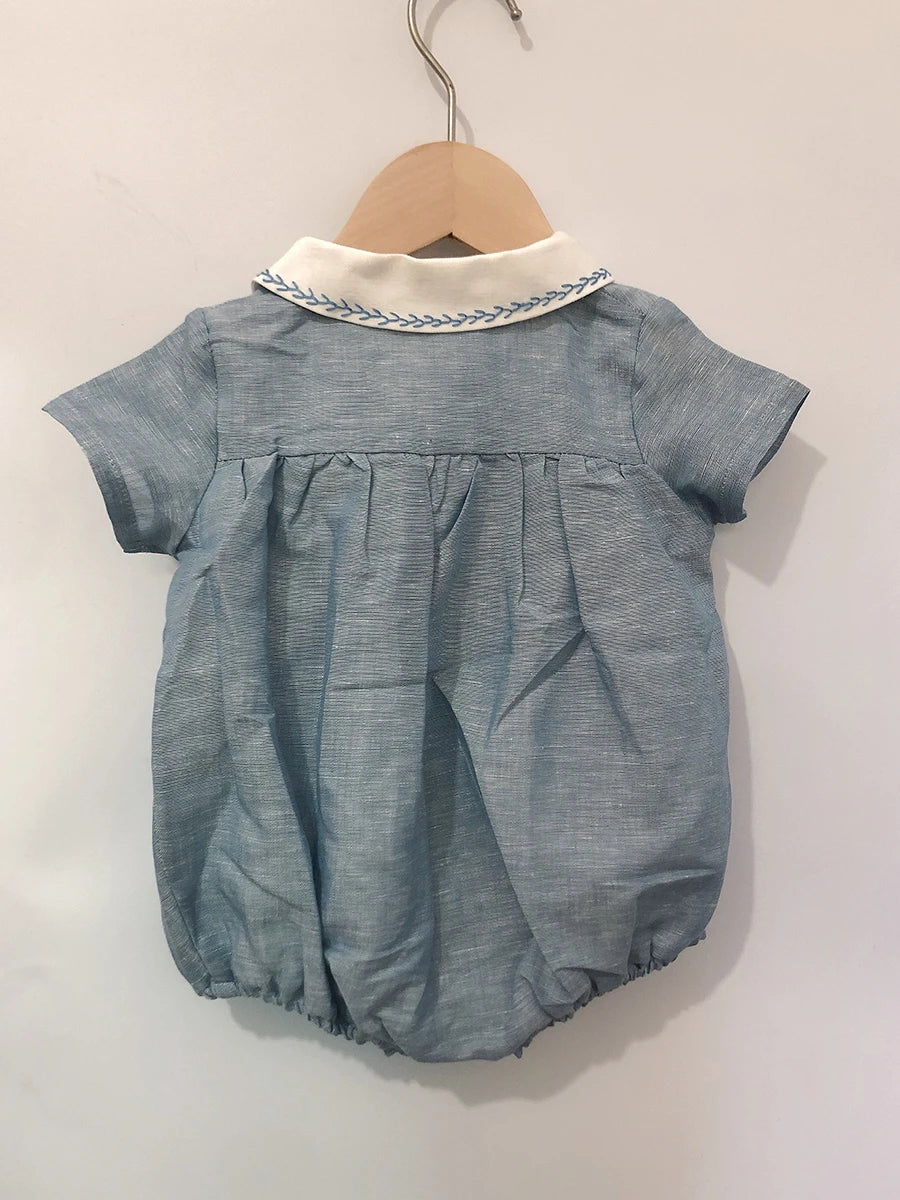 Maravilloso mameluco bordado a mano en punto smock estilo vintage, moda española de boutique para bebé y niño,  de manga corta en lino para el verano