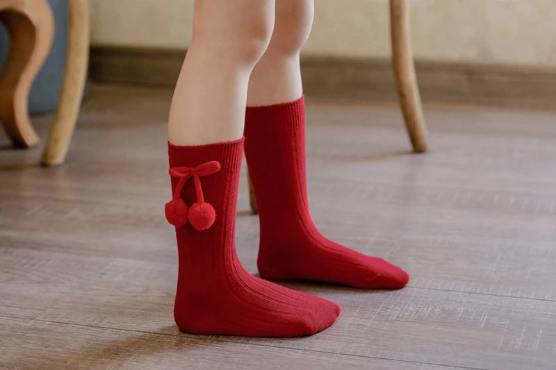 Calcetines hasta la rodilla con bolas de cerezas para niñas pequeñas, calcetines de princesa de estilo británico para niños de 0 a 4 años