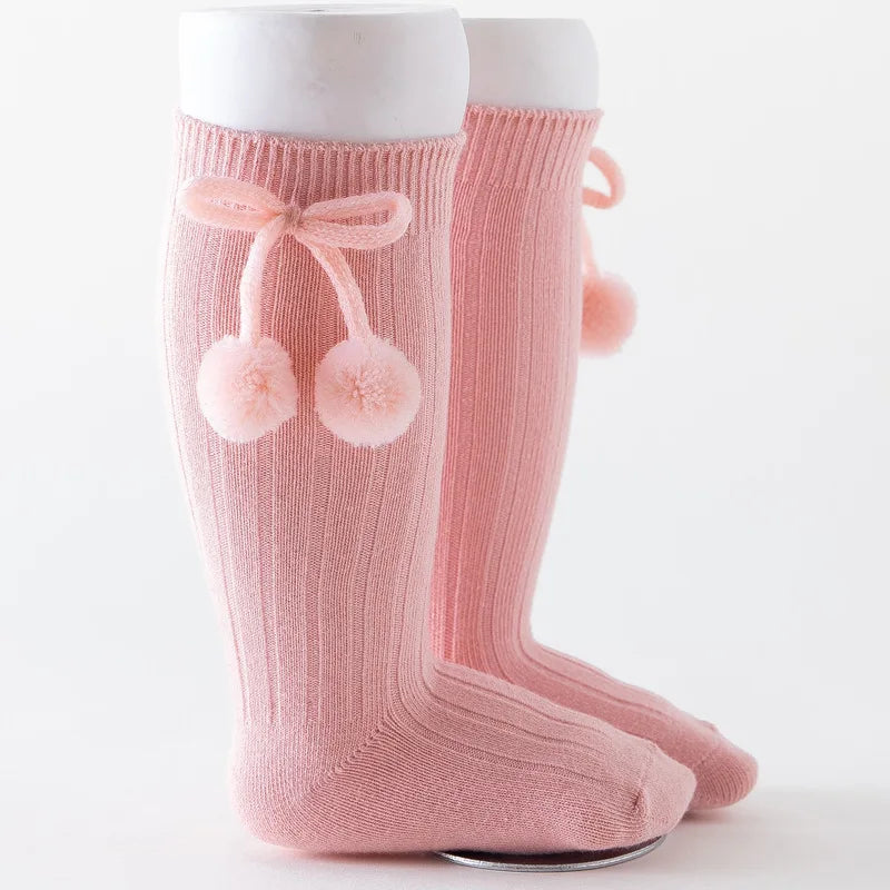 Calcetines hasta la rodilla con bolas de cerezas para niñas pequeñas, calcetines de princesa de estilo británico para niños de 0 a 4 años