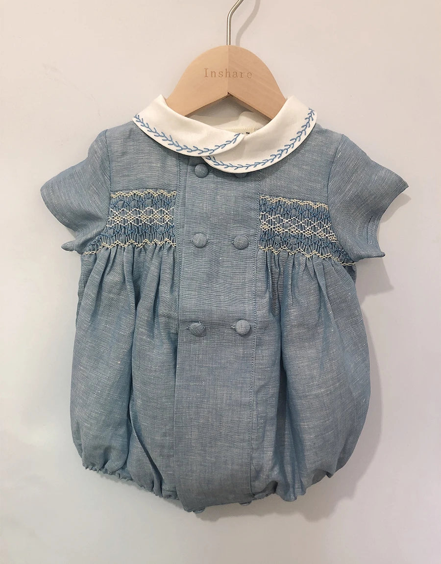 Maravilloso mameluco bordado a mano en punto smock estilo vintage, moda española de boutique para bebé y niño,  de manga corta en lino para el verano