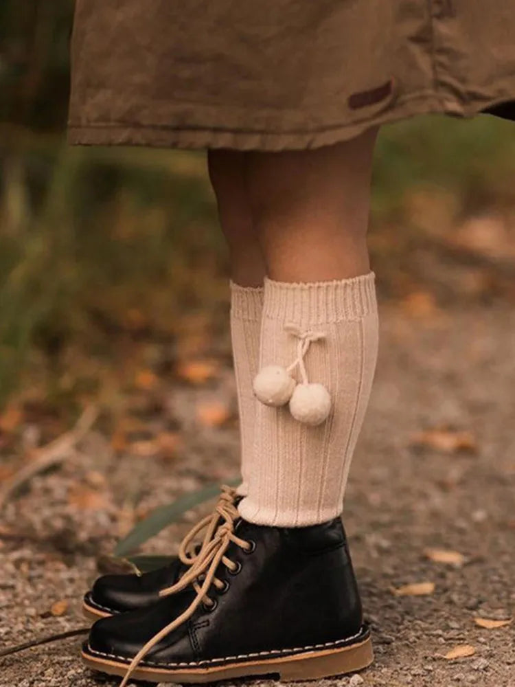 Calcetines hasta la rodilla con bolas de cerezas para niñas pequeñas, calcetines de princesa de estilo británico para niños de 0 a 4 años