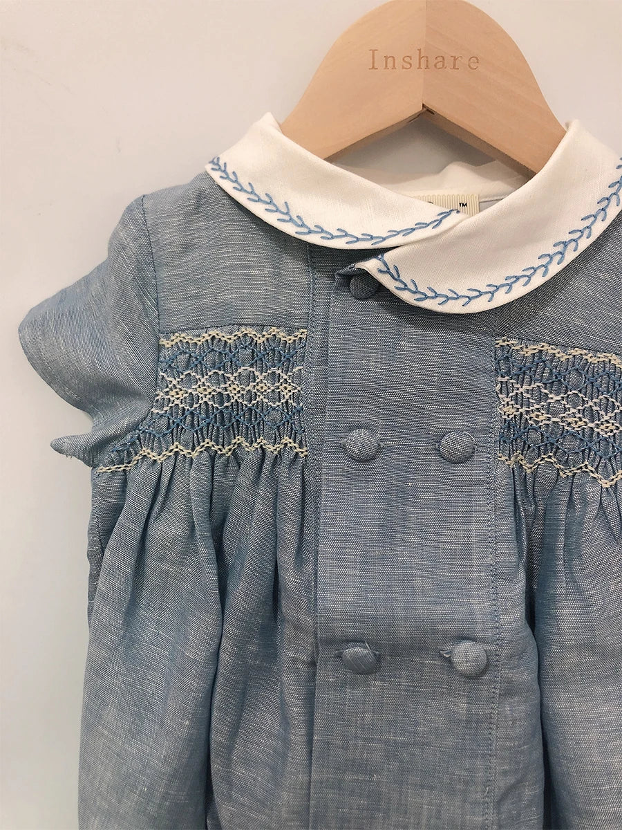 Maravilloso mameluco bordado a mano en punto smock estilo vintage, moda española de boutique para bebé y niño,  de manga corta en lino para el verano