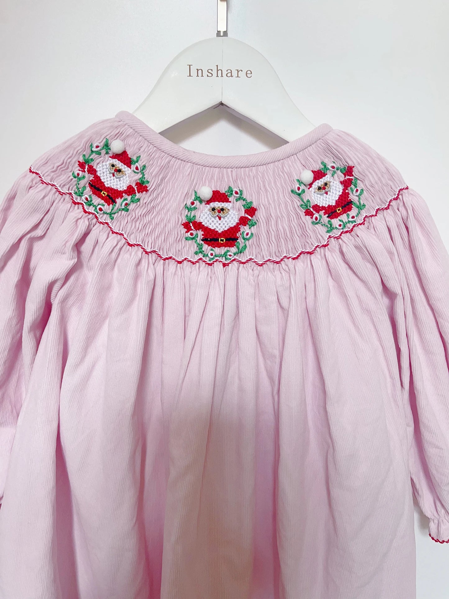 Hermoso vestido de Navidad para niñas, con bordado a mano punto smock de Papa Noel, manga larga en cotelé mil rayas o pana rosa, ropa de Boutique. Preciosa para una noche mágica!