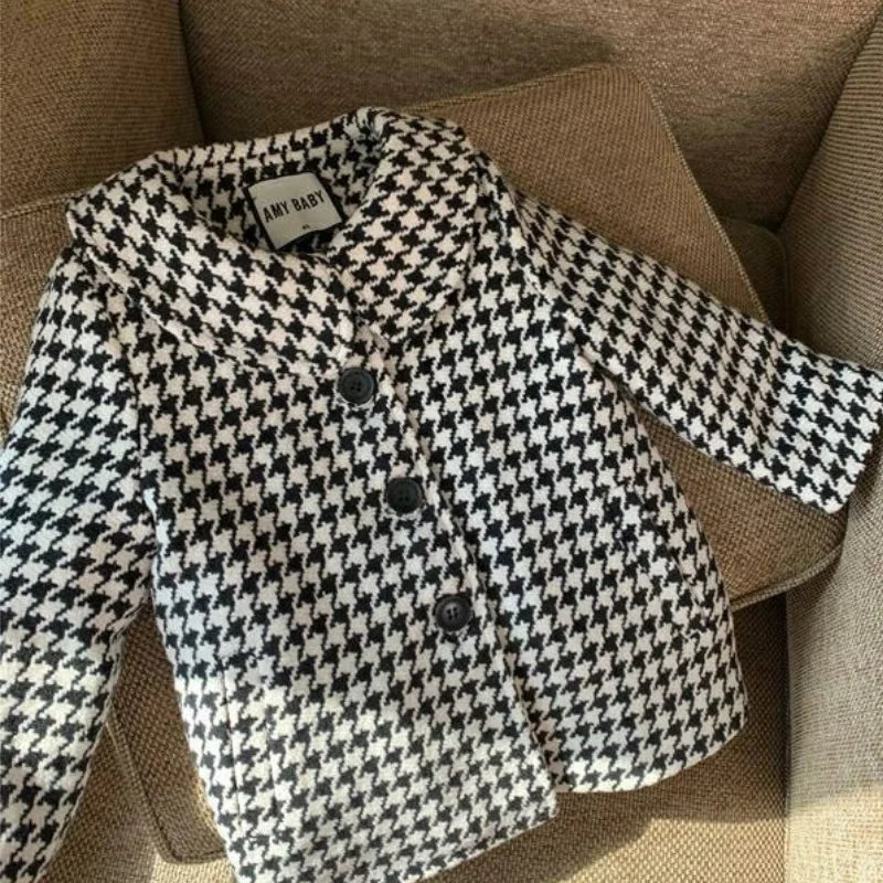 Clásica y estilosa chaqueta para niña en lana tipo tweed pied de poule, abrigo forrado con solapa Peter Pan, muy cálido, especial para otoño e invierno, días de temperaturas muy bajas y hecha en material biodegradable.