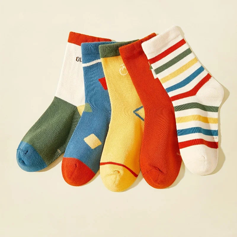 Calcetines de colores y dibujos para niños y niñas para completar outfits muy entretenidos!!