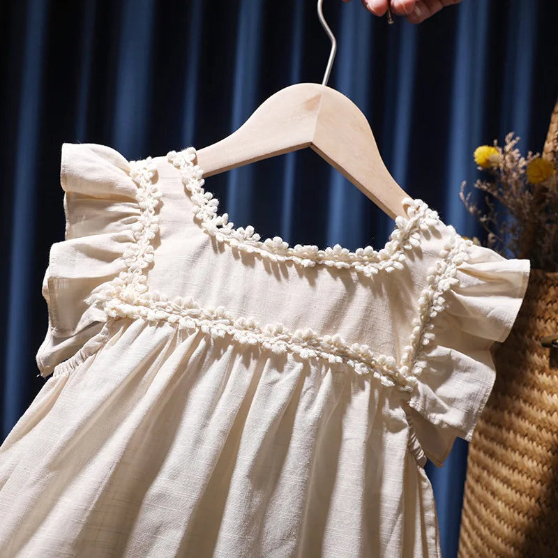 Hermoso vestido sin mangas de verano para niñas, en algodón blanco crudo, bordado con flores de colores, estilo vintage, con vuelo en terminación del ruedo para dar más soltura