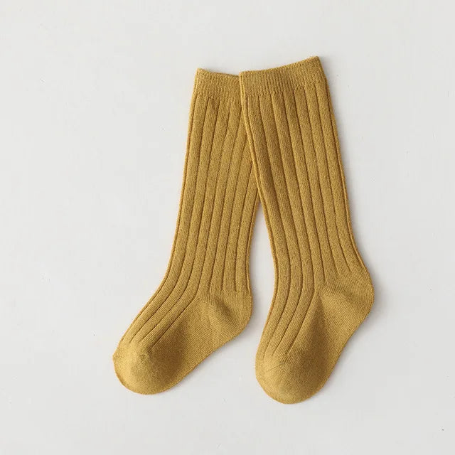 Nye solide sokker til knæet til babyer og piger, lange spray -bomuldssokker til børn, stribede sokker til skoleuniform til børn