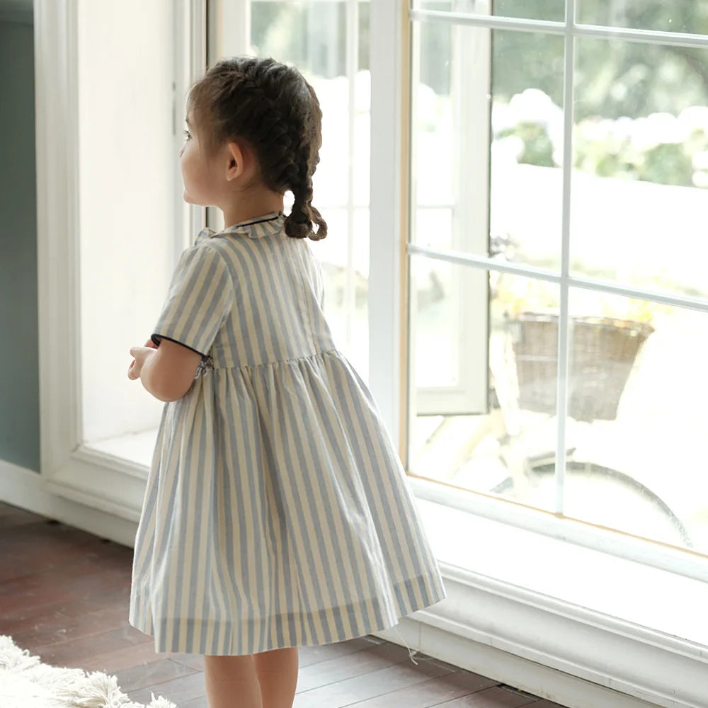 Vestido para niña, estilo moda española de alta gama, bordado punto smock y botones sobre rayas, ribete azul marino, traje de algodón de manga corta, para vacaciones de primavera y verano