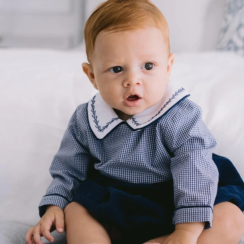 Mameluco increíblemente lindo, bombacho clásico con cuello bordado para bebés y niños pequeños, ropa infantil de boutique española, manga larga para otoño o invierno, algodón cuadrillé y mil rayas.