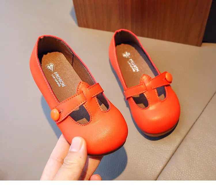 Maravillosos colores de estos zapatos Mary Jane para niña, especiales para completar su look de princesa con estos zapatos flexibles y muy cómodos