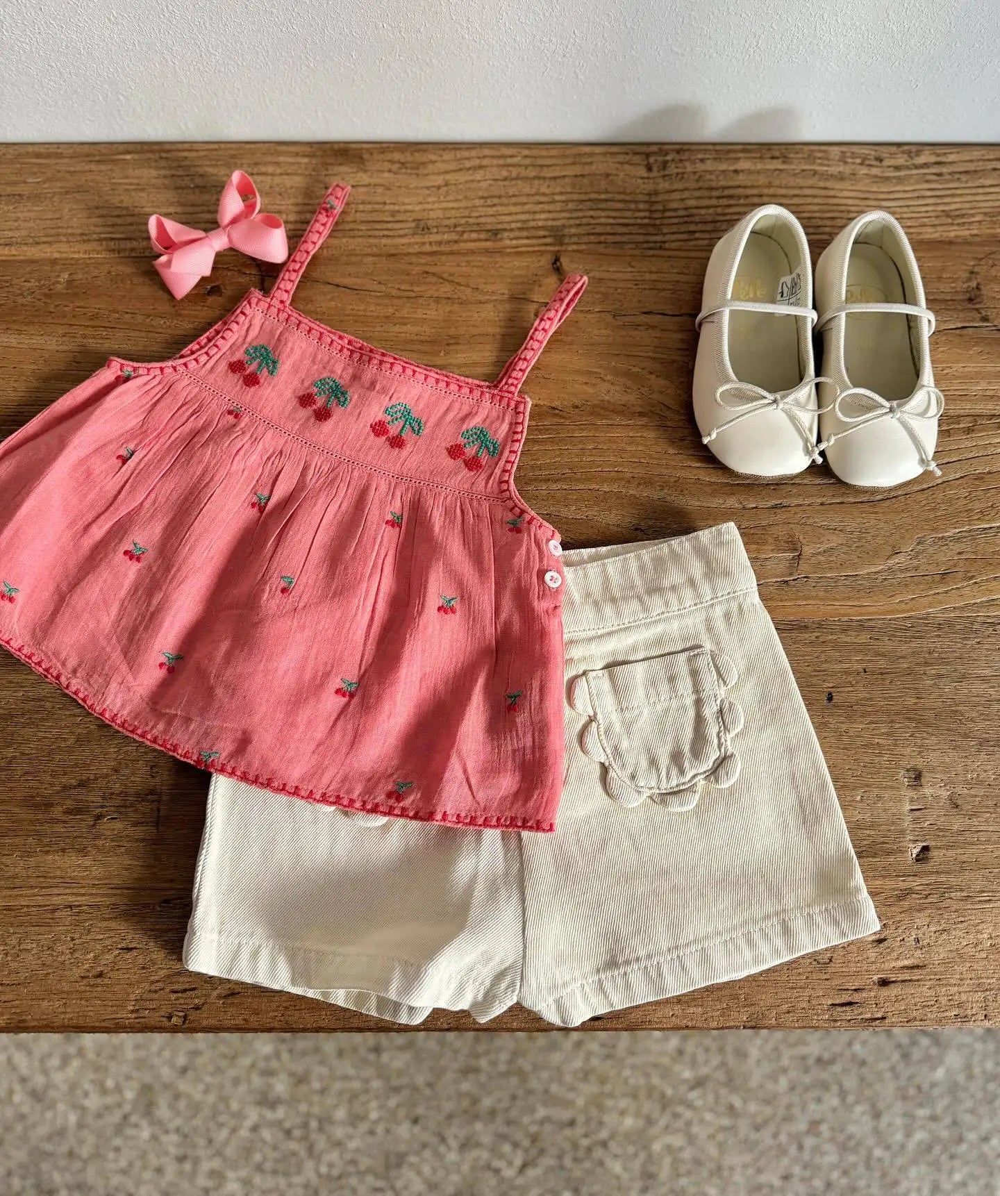 Conjunto de falda o short y blusa de tirantes y flores bordadas de estilo boho con flores de verano