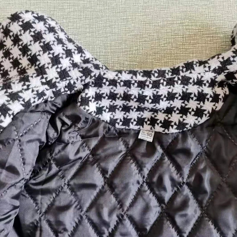 Clásica y estilosa chaqueta para niña en lana tipo tweed pied de poule, abrigo forrado con solapa Peter Pan, muy cálido, especial para otoño e invierno, días de temperaturas muy bajas y hecha en material biodegradable.