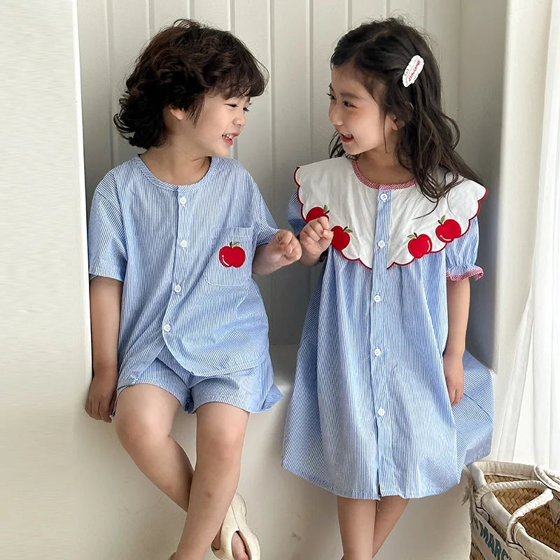 Conjunto de blusa y short de verano para niños estilo vacaiones, conjunto de. ropa estilo coreano para niños, clásico vestido de rayas verticales celeste, vestido con cuello con vibrante manzana roja