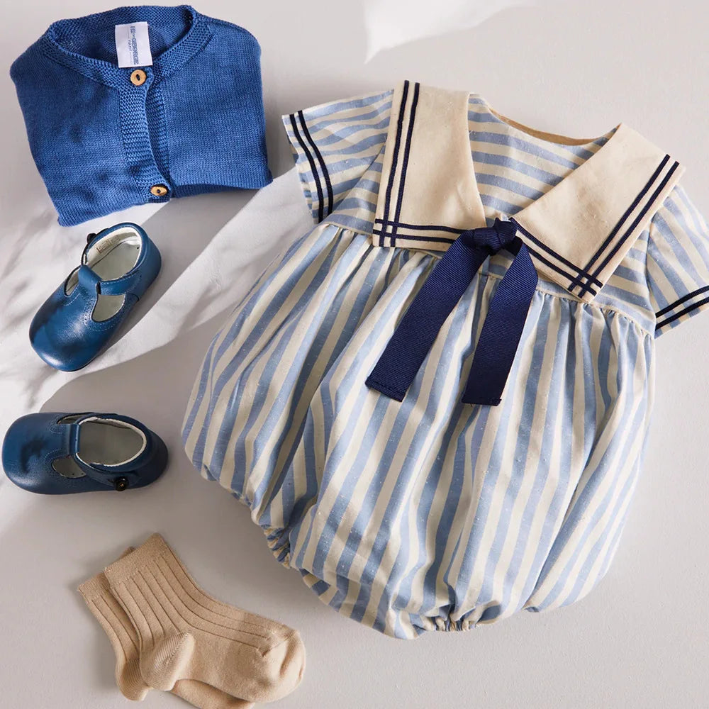 Hermosos outfit en juego para hermanos, bebés y niños, moda de boutique española, vestido, bombacho, en algodón rayado celeste, cuello marinero y lazo, bordado punto smock, hecho a mano