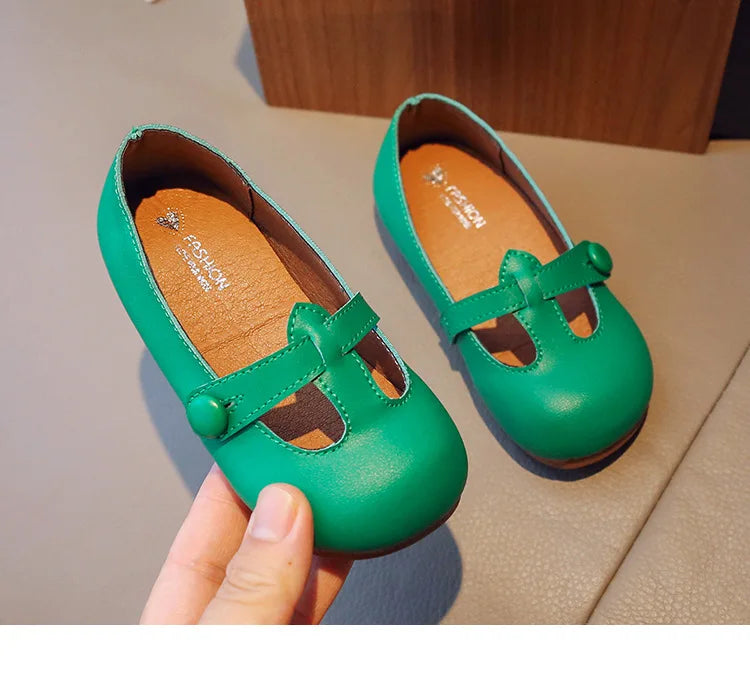 Maravillosos colores de estos zapatos Mary Jane para niña, especiales para completar su look de princesa con estos zapatos flexibles y muy cómodos