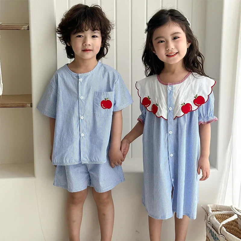 Conjunto de blusa y short de verano para niños estilo vacaiones, conjunto de. ropa estilo coreano para niños, clásico vestido de rayas verticales celeste, vestido con cuello con vibrante manzana roja