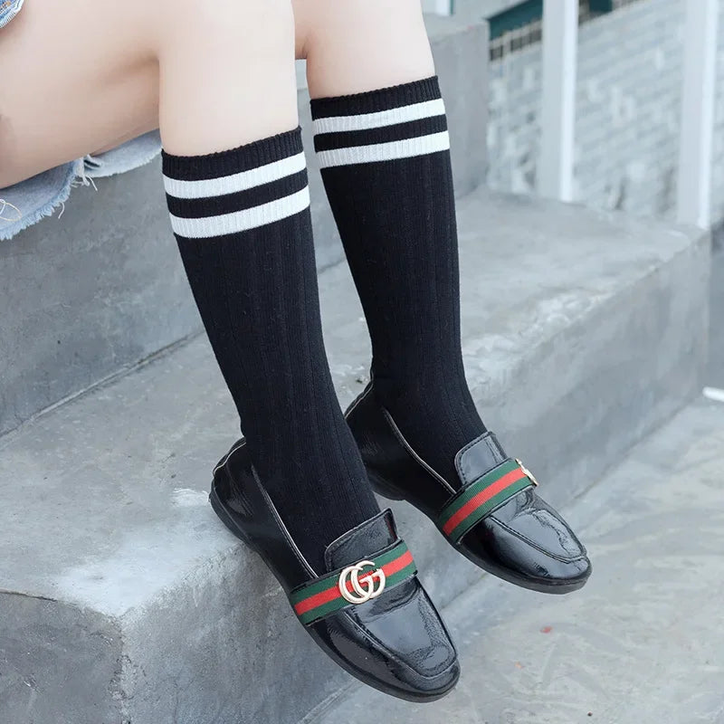 Calcetines largos hasta la rodilla para niños, medias escolares de algodón suave y cálidas para otoño e invierno, calcetines deportivos a rayas blancas y negras, novedad de 2024