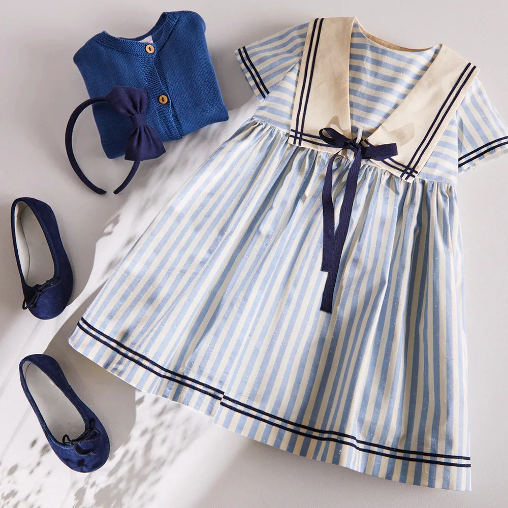 Hermosos outfit en juego para hermanos, bebés y niños, moda de boutique española, vestido, bombacho, en algodón rayado celeste, cuello marinero y lazo, bordado punto smock, hecho a mano