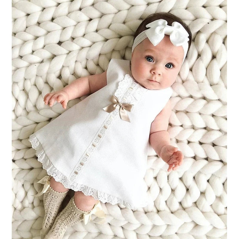 Coqueto vestido para bebé de 0 a 24 meses, vestido blanco con brodery y lazo, sin mangas, estilo moda española
