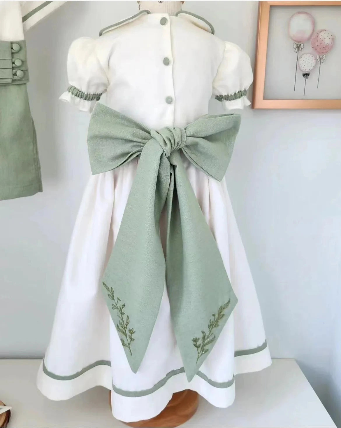 Conjunto para hermanos moda española, Vestido blanco con lazo verde menta, bordado a mano de verano para niña,  traje camisa blanca bordada y pantalón corto y cinto verde menta, para boda, cumpleaños, fotografía