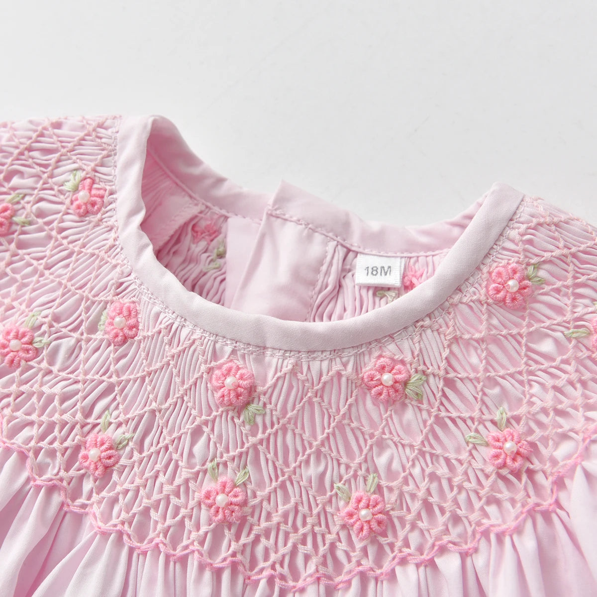 Mameluco clásico rosa bordado punto smock para bebé recién nacida y niñas, bombacho de boutique moda española, en algodón, fresco y preciosos para primavera y verano.