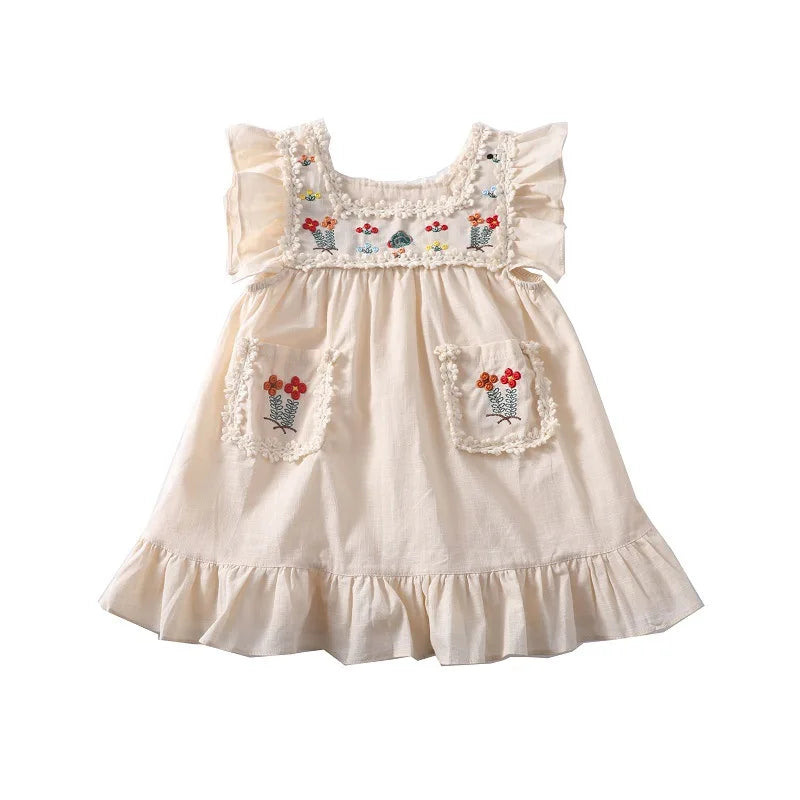 Hermoso vestido sin mangas de verano para niñas, en algodón blanco crudo, bordado con flores de colores, estilo vintage, con vuelo en terminación del ruedo para dar más soltura