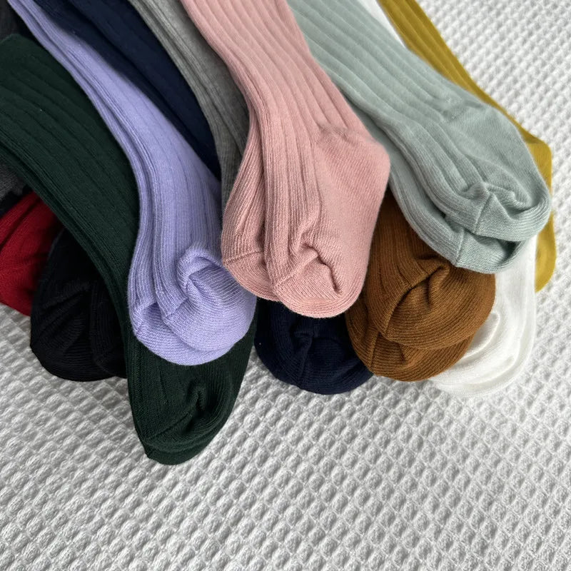 Nye solide sokker til knæet til babyer og piger, lange spray -bomuldssokker til børn, stribede sokker til skoleuniform til børn