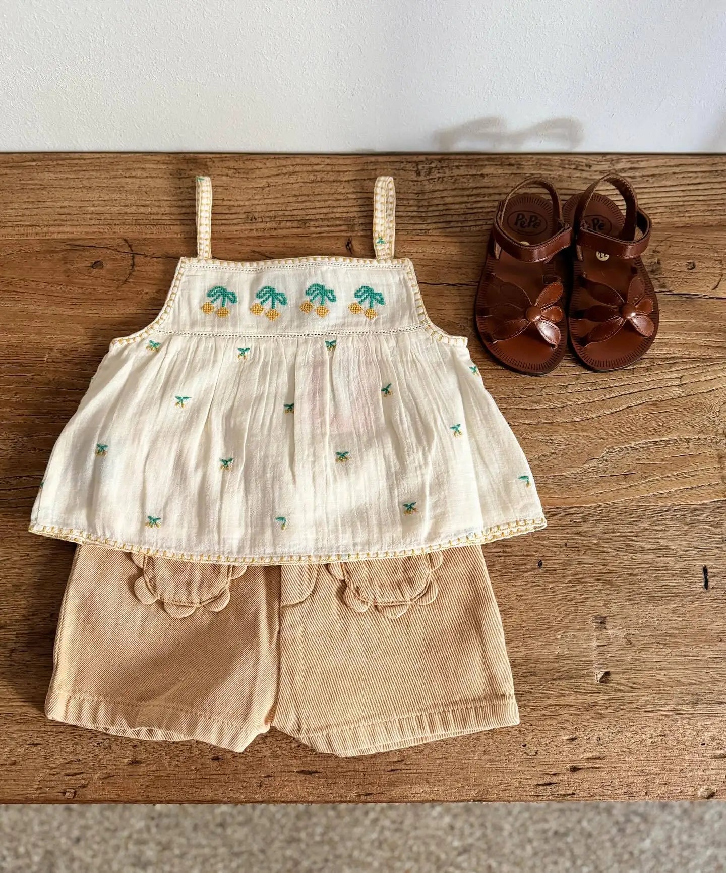 Conjunto de falda o short y blusa de tirantes y flores bordadas de estilo boho con flores de verano