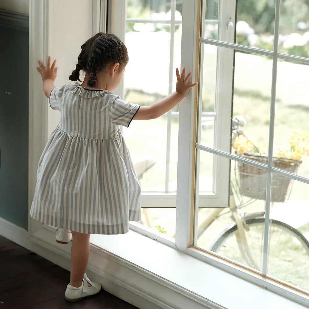 Vestido para niña, estilo moda española de alta gama, bordado punto smock y botones sobre rayas, ribete azul marino, traje de algodón de manga corta, para vacaciones de primavera y verano