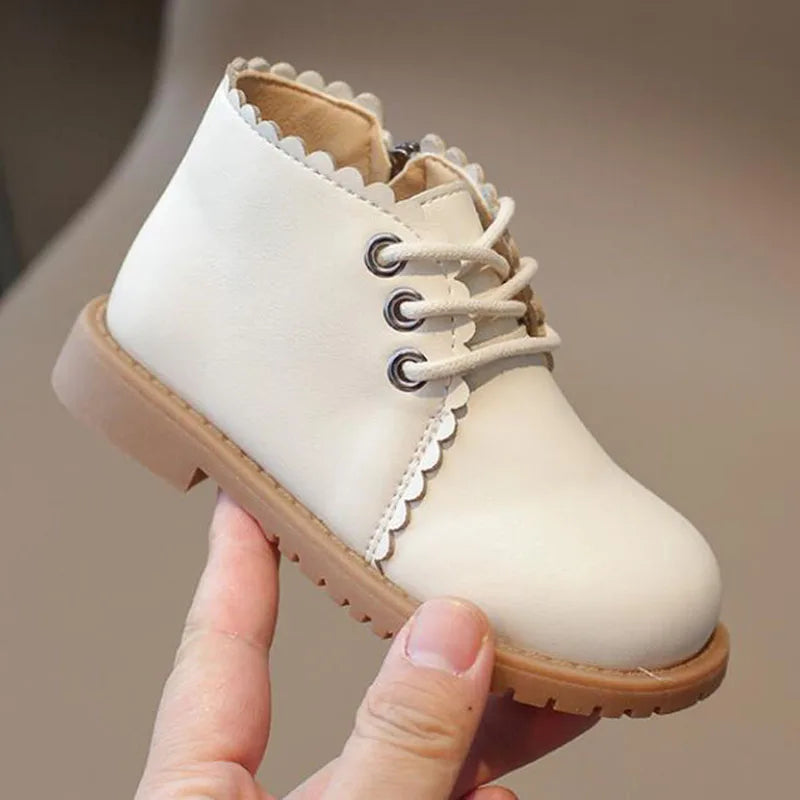 Exclusivas botas cortas de cuero estilo inglés, Otoño Invierno, para niñas, para conseguir un outfit tan especial y único con ese borde en ondas y cordones blancos