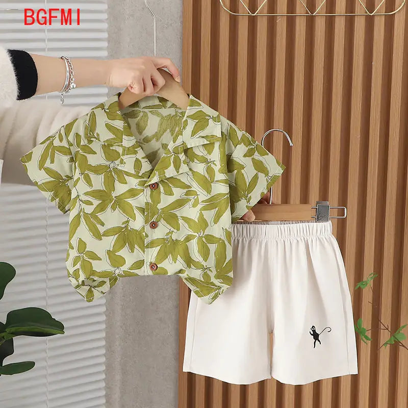 Conjunto de ropa para niños, camisa con estampado de hojas y pantalones cortos blancos especiales para vacaciones en la playa