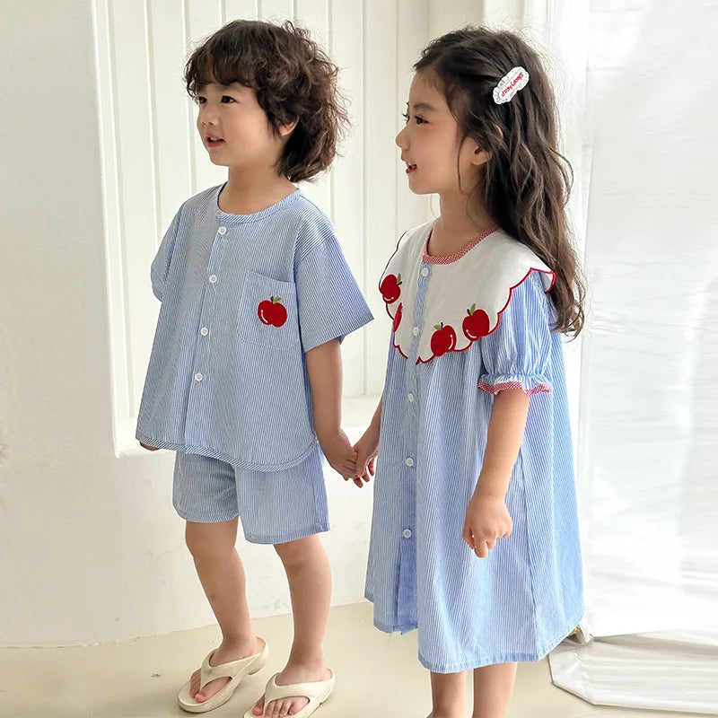 Conjunto de blusa y short de verano para niños estilo vacaiones, conjunto de. ropa estilo coreano para niños, clásico vestido de rayas verticales celeste, vestido con cuello con vibrante manzana roja