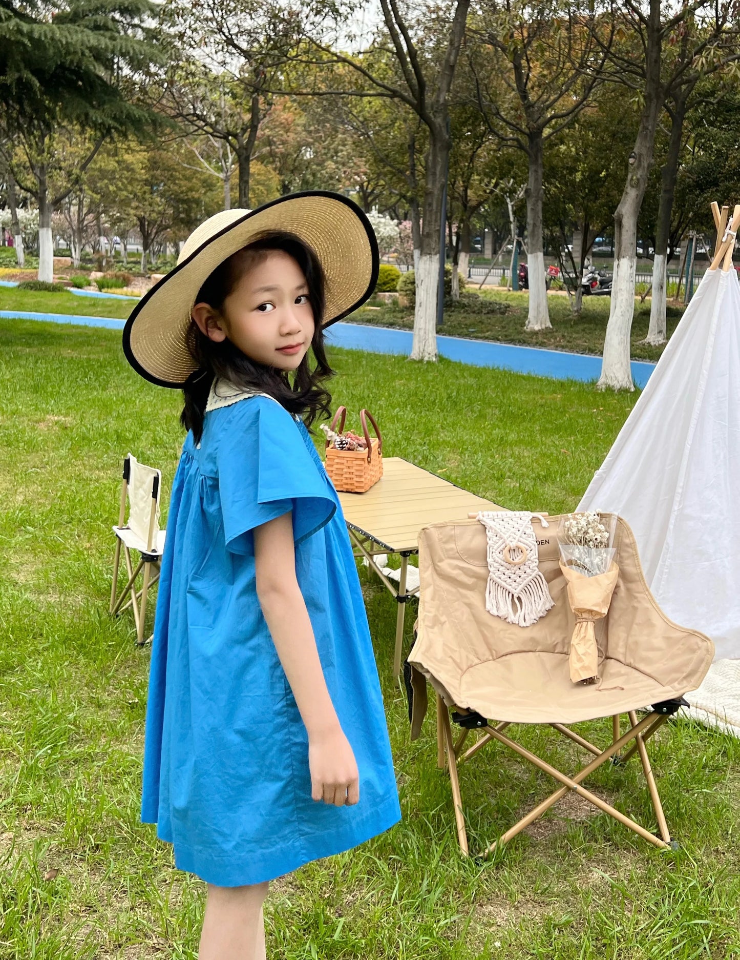 Increíblemente hermoso y especial vestido azul rey, bordado fruncido para verano o primavera, en algodón, con cuello blanco bordado