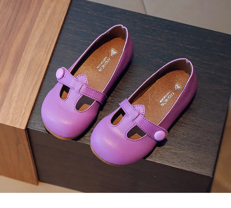 Maravillosos colores de estos zapatos Mary Jane para niña, especiales para completar su look de princesa con estos zapatos flexibles y muy cómodos