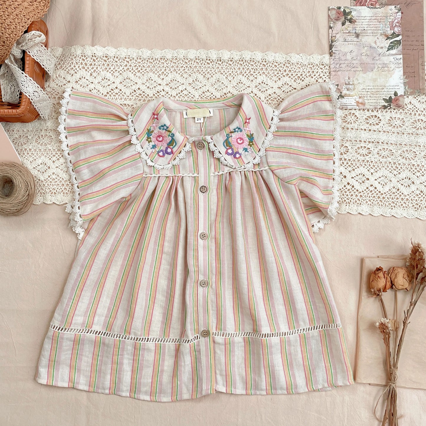 Colección Vestido de verano estilo étnico bordado sobre rayas para niña