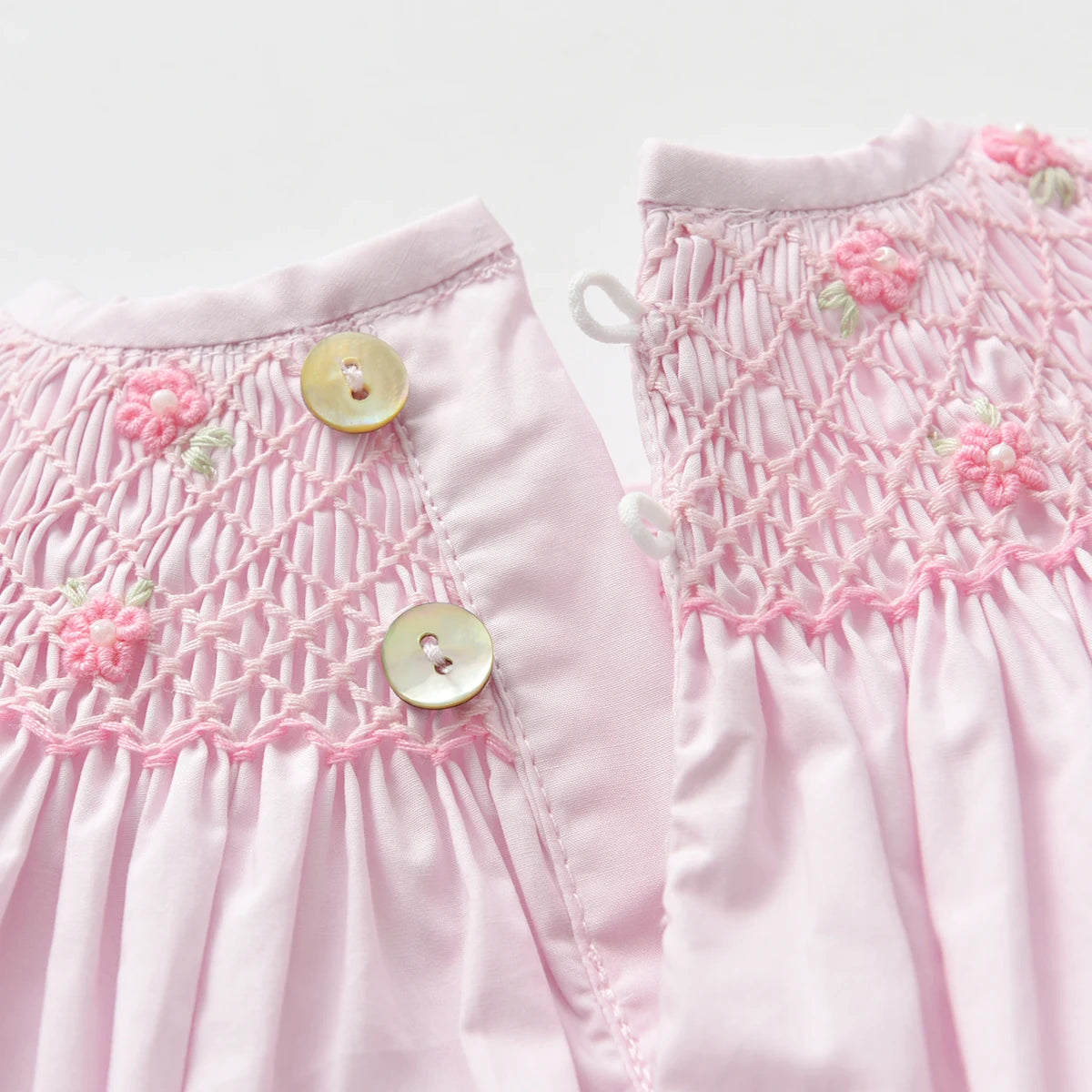 Mameluco clásico rosa bordado punto smock para bebé recién nacida y niñas, bombacho de boutique moda española, en algodón, fresco y preciosos para primavera y verano.