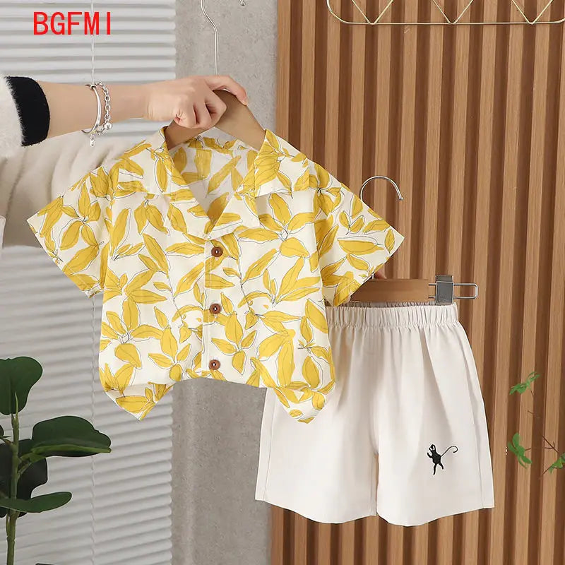 Conjunto de ropa para niños, camisa con estampado de hojas y pantalones cortos blancos especiales para vacaciones en la playa