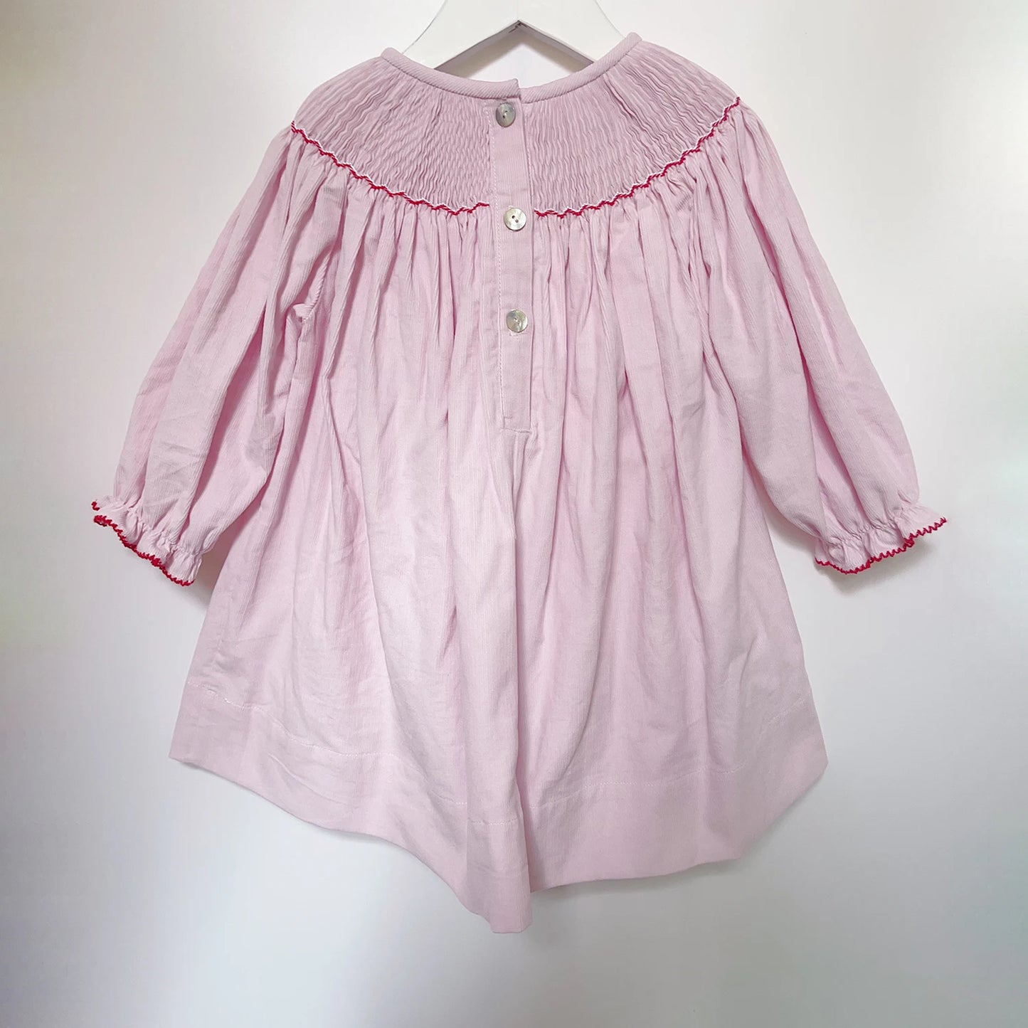 Hermoso vestido de Navidad para niñas, con bordado a mano punto smock de Papa Noel, manga larga en cotelé mil rayas o pana rosa, ropa de Boutique. Preciosa para una noche mágica!