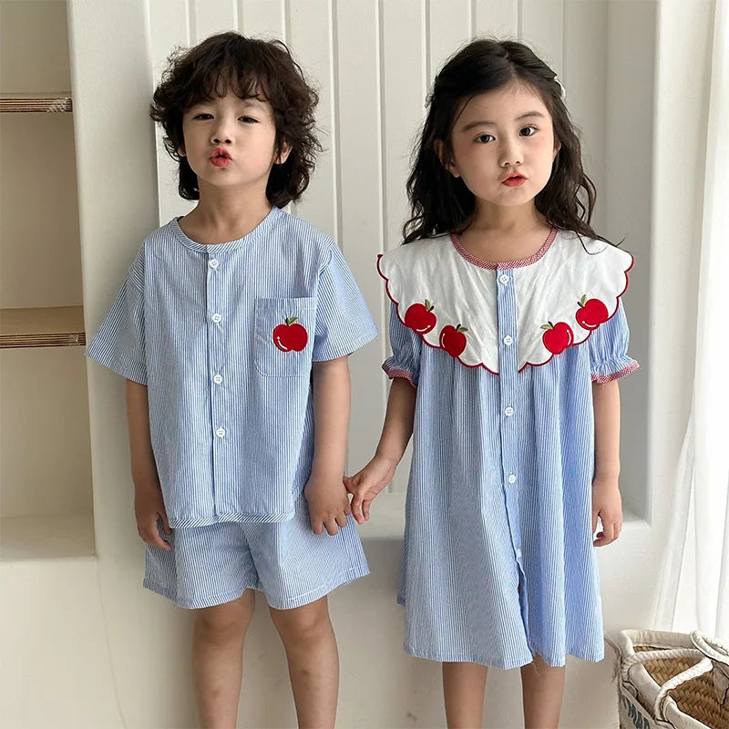 Conjunto de blusa y short de verano para niños estilo vacaiones, conjunto de. ropa estilo coreano para niños, clásico vestido de rayas verticales celeste, vestido con cuello con vibrante manzana roja