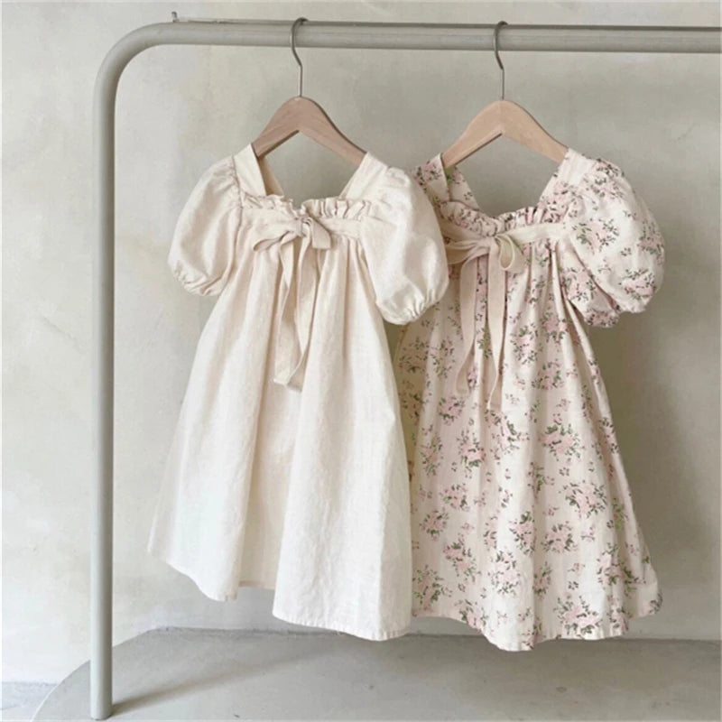 Hermoso y especial vestido para niñas de manga abullonada y lazo, flores y crudo