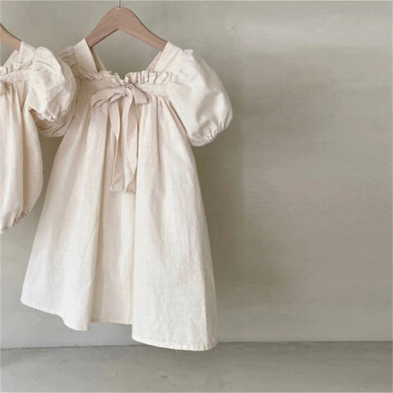 Hermoso y especial vestido para niñas de manga abullonada y lazo, flores y crudo