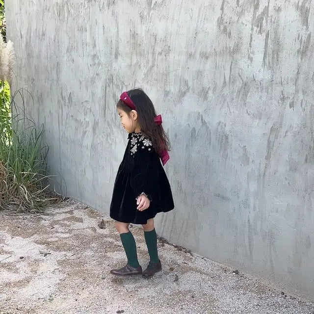 Hermosos vestidos y sweater vintage para niña invierno bordados cuellos amplios mangas abullonadas