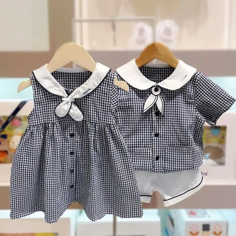 Conjunto de ropa de verano para hermanos estilo marinero sobre cuadros azules, niño y niña, Camisa en traje de dos piezas Vestido para niña