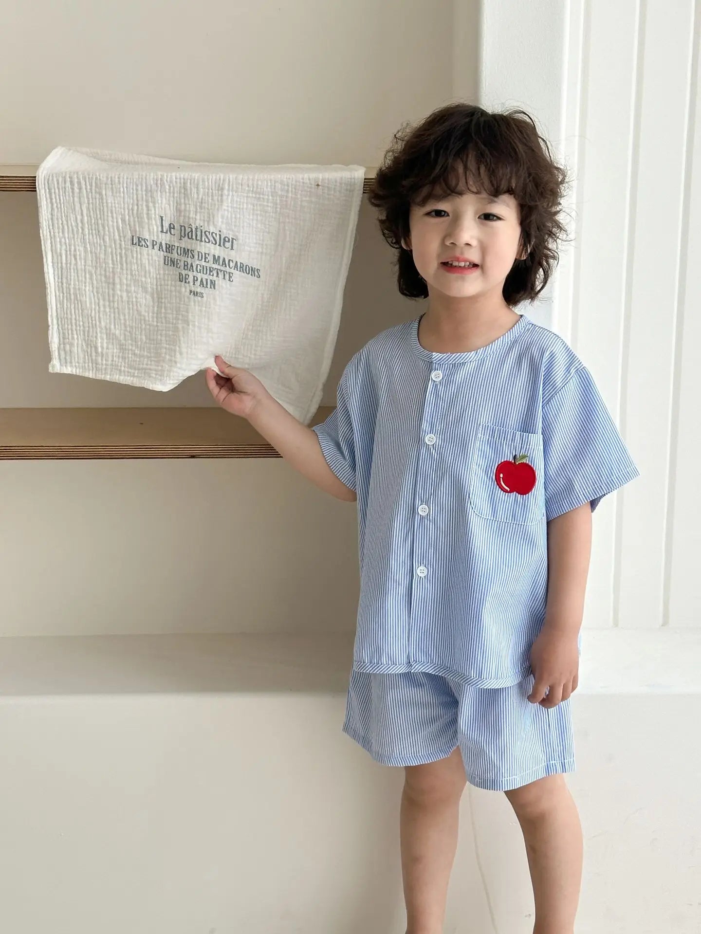 Conjunto de blusa y short de verano para niños estilo vacaiones, conjunto de. ropa estilo coreano para niños, clásico vestido de rayas verticales celeste, vestido con cuello con vibrante manzana roja