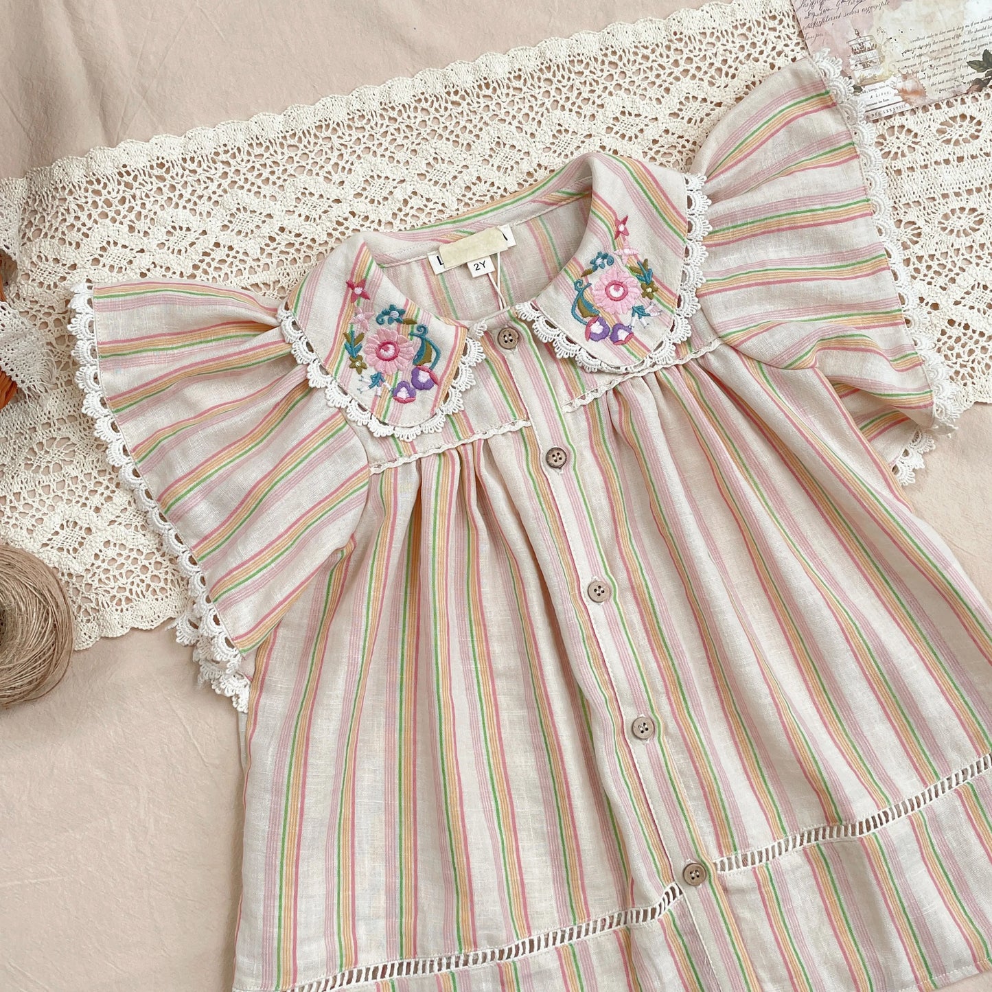 Colección Vestido de verano estilo étnico bordado sobre rayas para niña