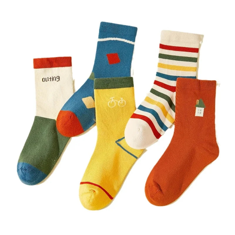 Calcetines de colores y dibujos para niños y niñas para completar outfits muy entretenidos!!